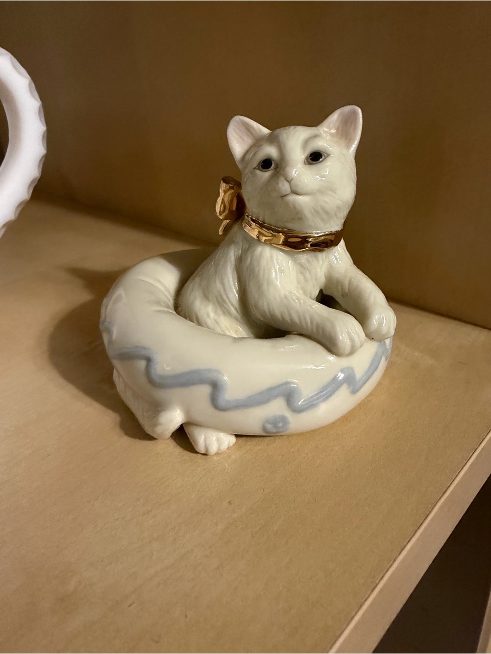 Vintage Lenox 2003 “Kitty By the Sea”
$20